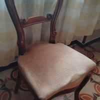 Sedia in legno con seduta morbida.