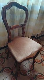 Sedia in legno con seduta morbida.