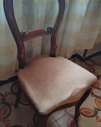 Sedia in legno con seduta morbida.