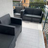 Divanetto con sedie per giardino