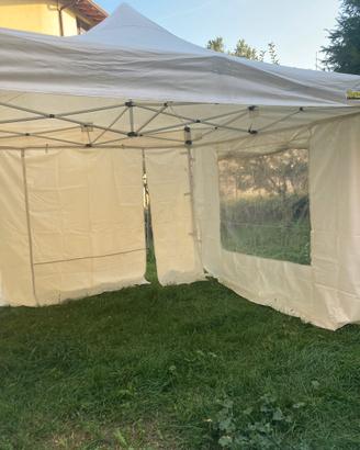 Gazebo 3x3 Bertoni + tavoli 2m l’uno
