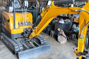 Escavatore HT18 da 17 q.li – Solo 30 ore di lavoro