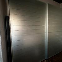 Armadio in vetro acidato con ante scorrevoli