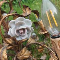 lampadario dorato con fiori in porcellana