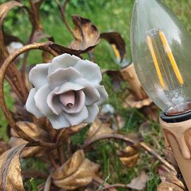 lampadario dorato con fiori in porcellana