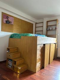 Letto in legno rialzato con armadio incorporato