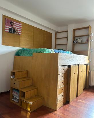 Letto in legno rialzato con armadio incorporato