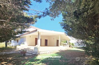 Villa arredata in residence tulipano rosso