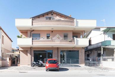 3 LOCALI A ROSETO DEGLI ABRUZZI