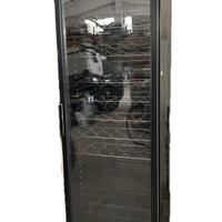 Vetrina verticale per bottiglie.