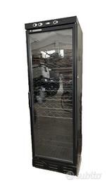 Vetrina verticale per bottiglie.