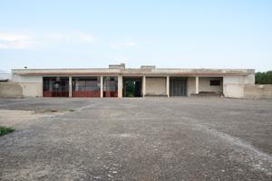 Complesso rurale con deposito, piazzale e uliveto