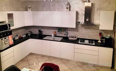 Cucina componibile con piano in granito