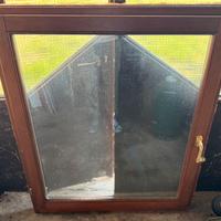 Finestre in legno con doppio vetro e maniglie