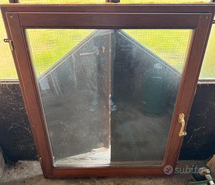 Finestre in legno con doppio vetro e maniglie