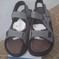 Sandali uomo e modello tipo crocs