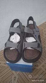 Sandali uomo e modello tipo crocs