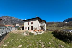 Casa indipendente con giardino