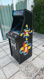 Cabinato arcade.