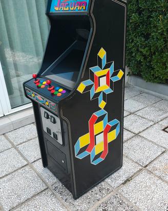Cabinato arcade.