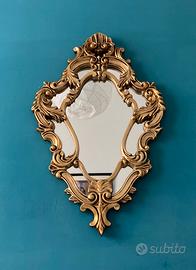 Specchio con cornice dorata