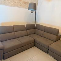 Divano letto angolare grigio con pouf contenitore