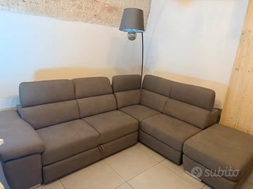 Divano letto angolare grigio con pouf contenitore