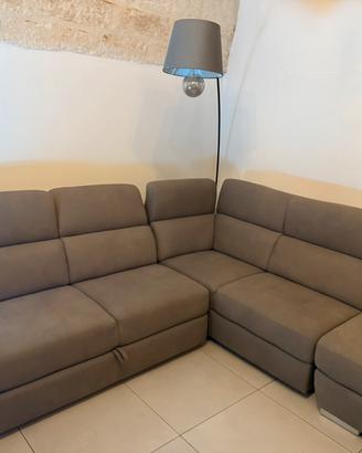 Divano letto angolare grigio con pouf contenitore
