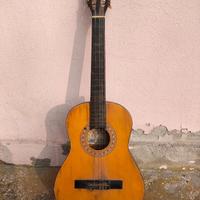 Chitarra classica danneggiata