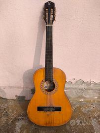 Chitarra classica danneggiata