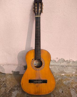 Chitarra classica danneggiata
