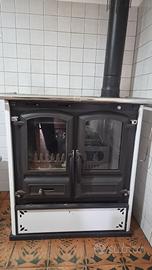 Stufa cucina a legna con forno e piano in ghisa