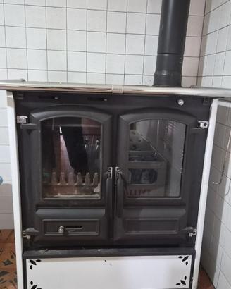 Stufa cucina a legna con forno e piano in ghisa
