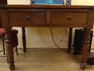 Scrivania antica