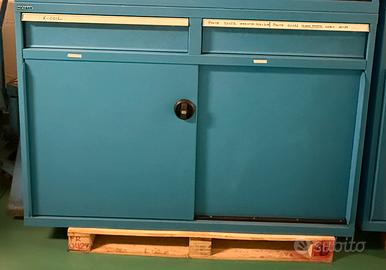 Armadio con ante scorrevoli e cassetti