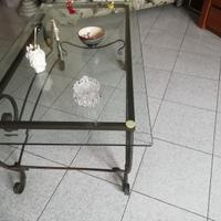Tavolino da salone in vetro con base di metallo.