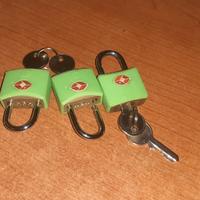 lucchetti  con chiavi per valigie