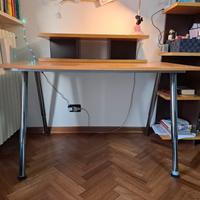 scrivania e libreria