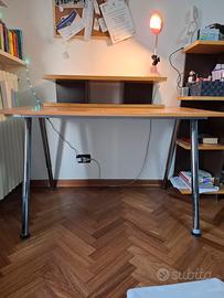 scrivania e libreria