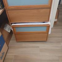 Due comodini in legno con cassetto anta vetro
