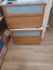 Due comodini in legno con cassetto anta vetro
