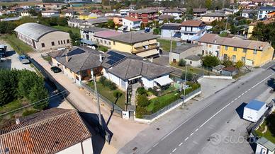 PORZIONE DI VILLA BIFAMILIARE RISTRUTTURATA CLASSE