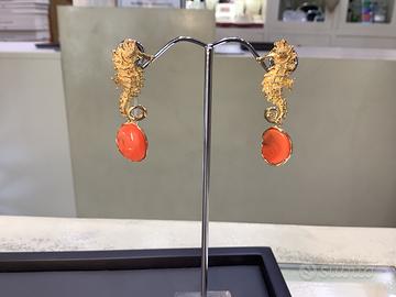 Orecchini cavalluccio marino in argento e corallo
