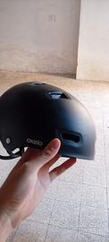 casco di monopattino elettrico