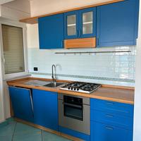 Cucina con elettrpdomestici