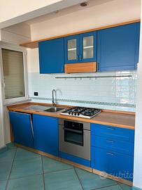 Cucina con elettrpdomestici