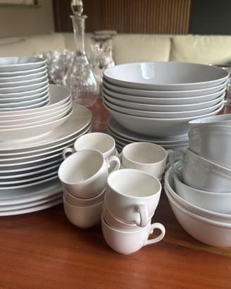 Servizio di piatti ikea e tazzine broggi