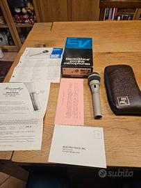 Microfono Electro-Voice PL76B.