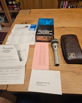 Microfono Electro-Voice PL76B.