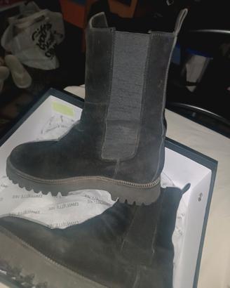 Chelsea Boots in Camoscio Nero – Emmanuelle Vee